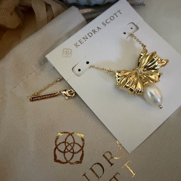 Kendra Scott x LoveShackFancy Pearl Bow Gold Necklace - Picture 2 of 2